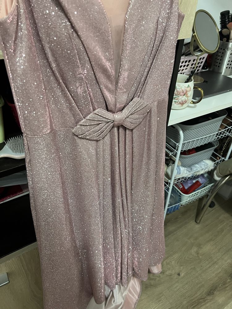 Vand rochie roz cu sclipiti pentru banchet
