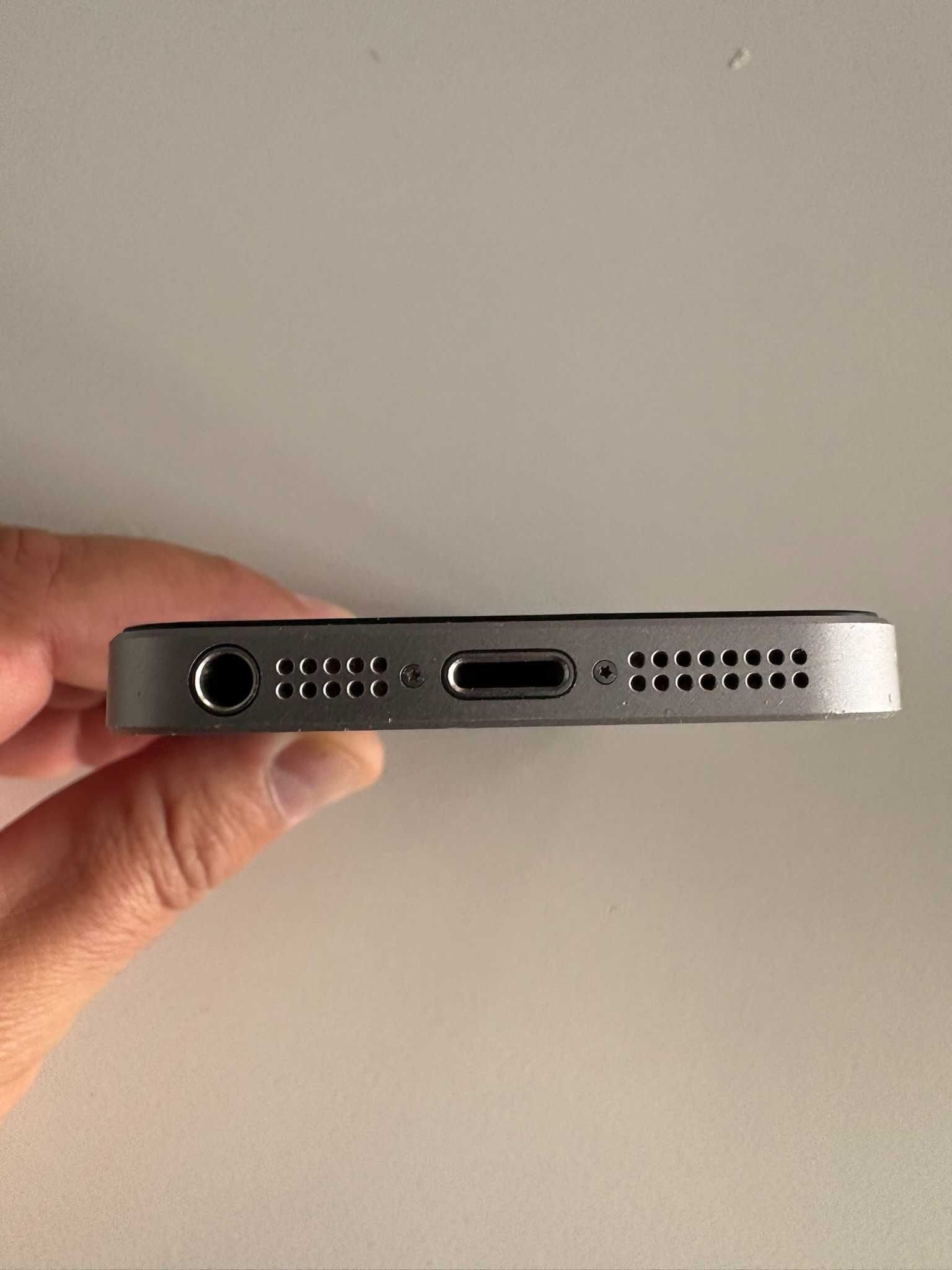 iPhone SE 64 GB - перфектен (батерия 81 %)