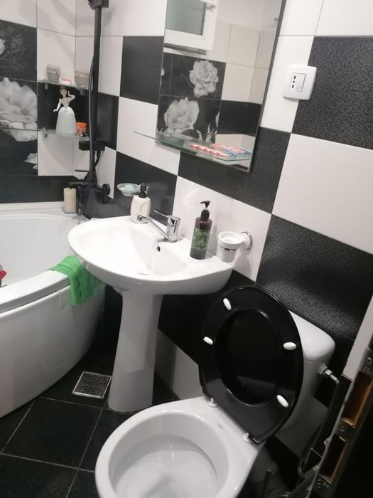 Închiriez apartament 3 camere .