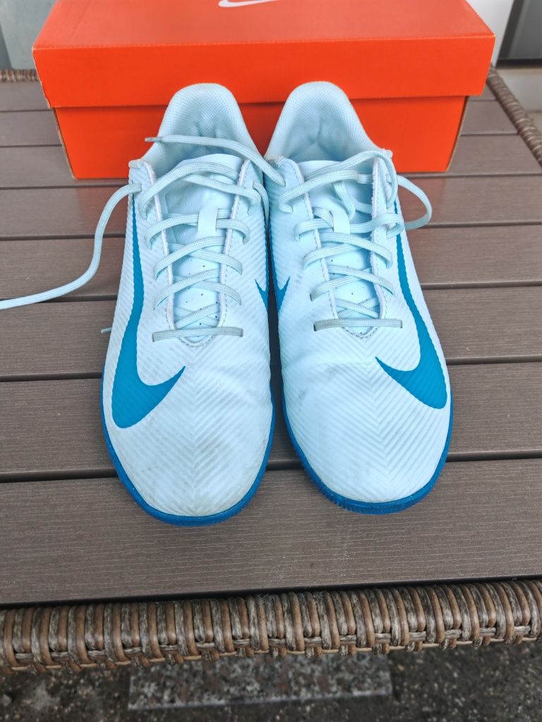 Футболни обувки Nike за зала