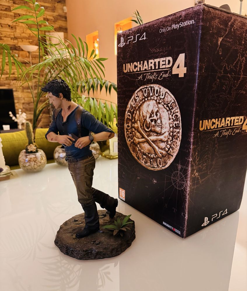 Голяма оригинална статуя на Nathan Drake от играта Uncharted