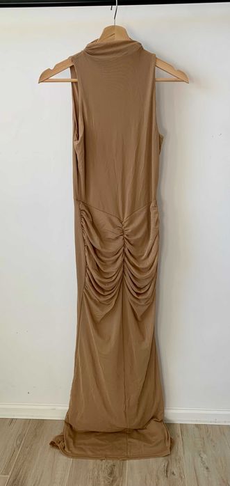 Официална дълга рокля без ръкави в карамелен цвят