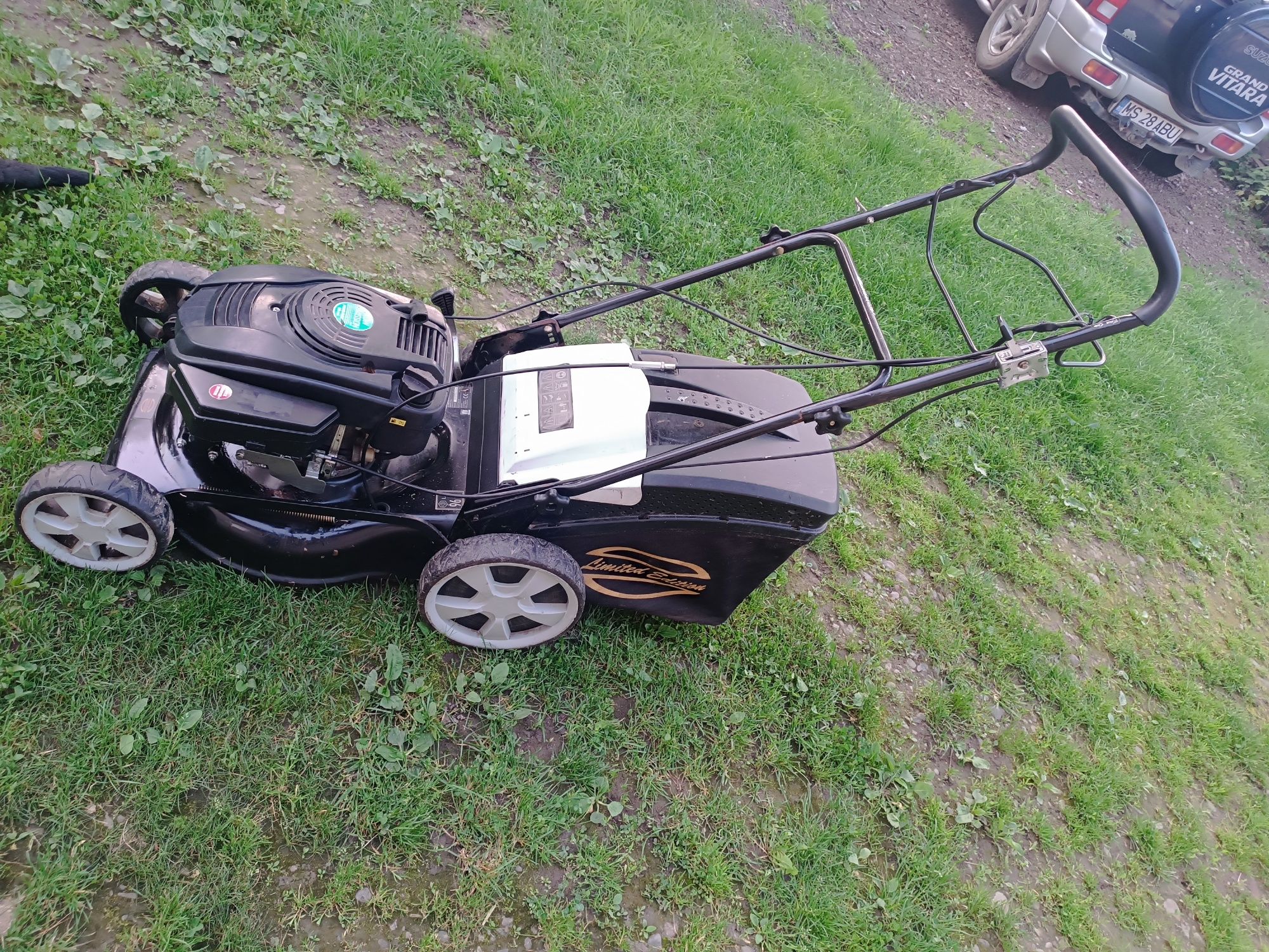 Mașina de tuns iarba (motor in 4 timpi)