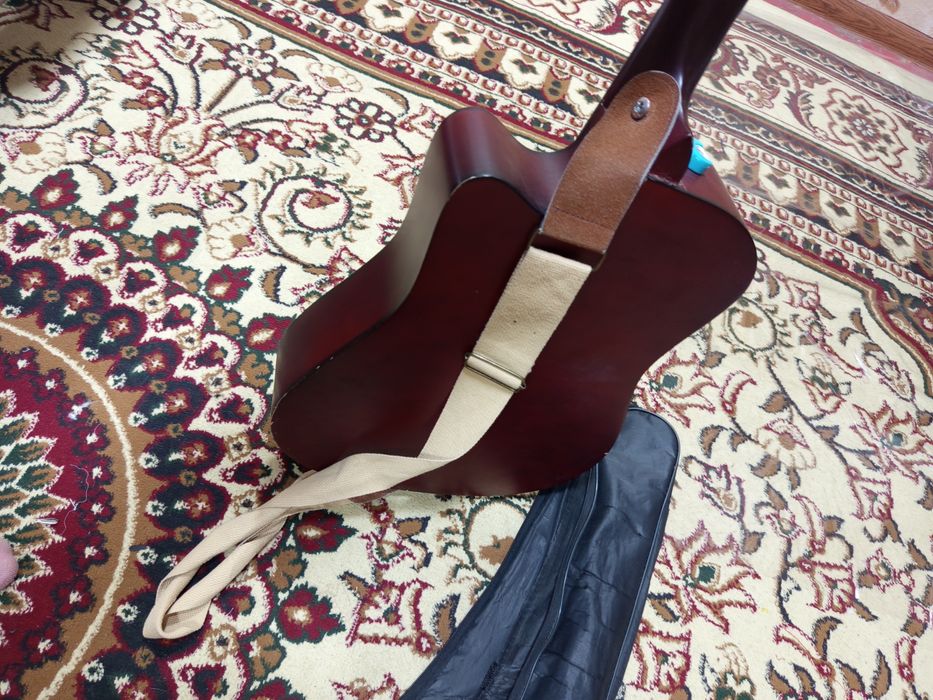 Akkustik gitara sotiladi
