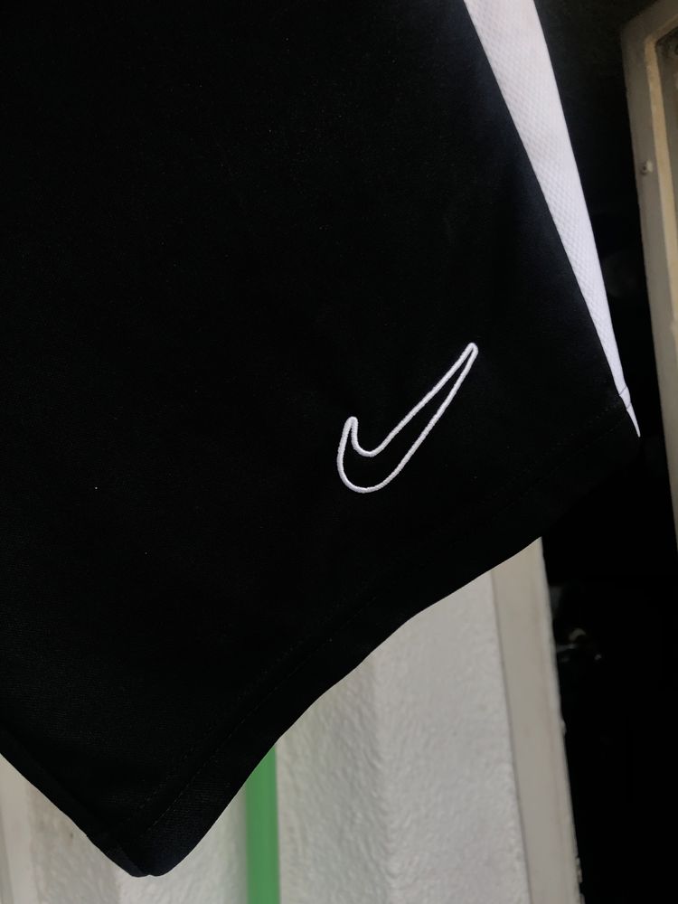 Nike късе панталони оригинални размер S