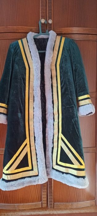 Продаются  камзолы и чапаны  новые