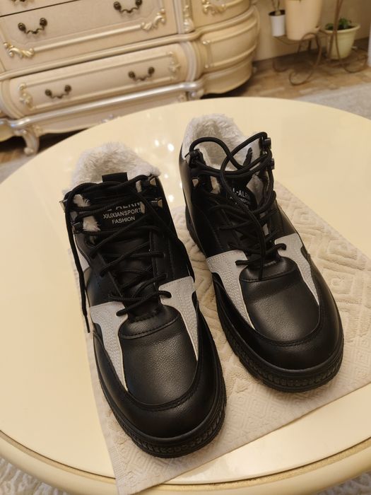 Продам зимние кроссовки 42р