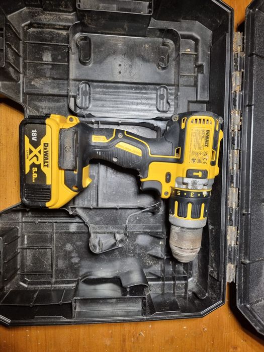 Filetanta dewalt dcd795 cu baterie de 5 amperi și cutie