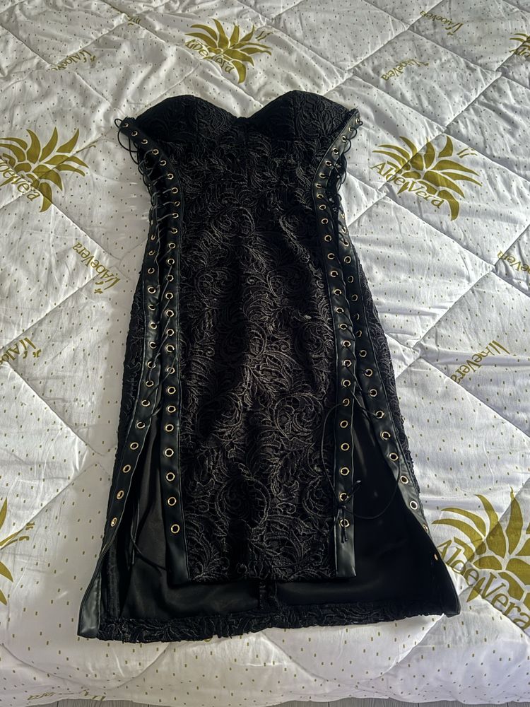 Vând rochie neagră cu dantelă!