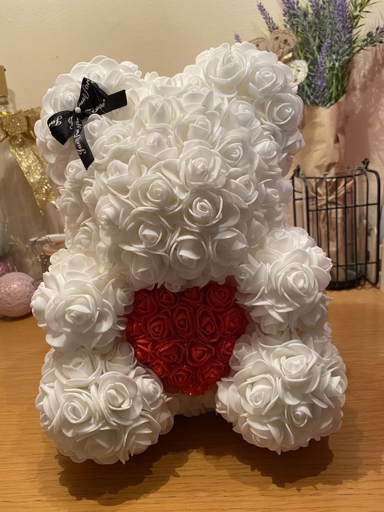Ursuleti din trandafiri de spuma și aranjamente Valentines day