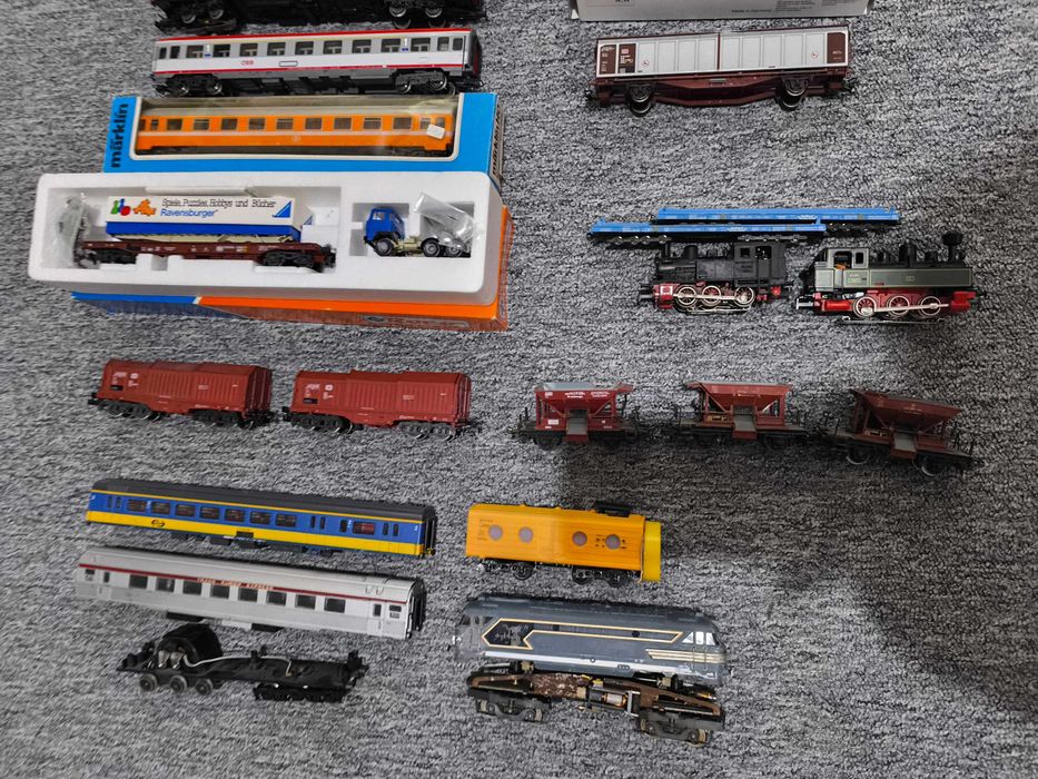 Lot vagoane si locomotive scara HO