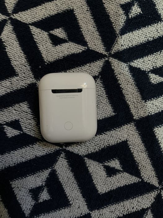 Продам оригинал кейс от Airpods 2
