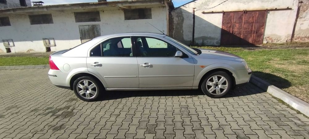 Autoturism Ford Mondeo