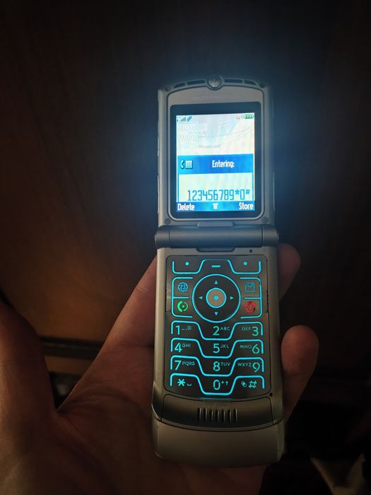 Motorola razr V3 cu accesorii originale ( orice rețea)