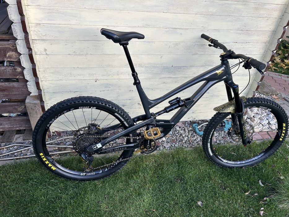 Vand YT Capra Base 27.5 Costum Gold