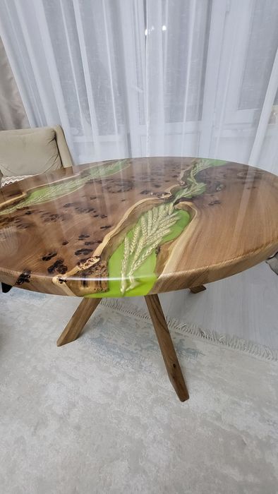 Продаю стол обеденный