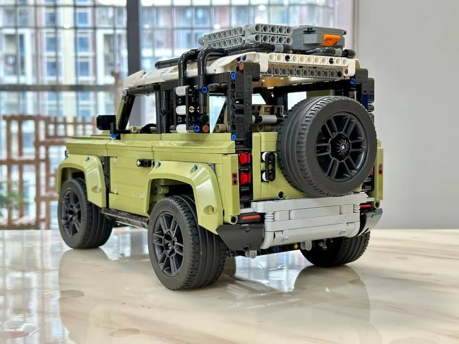 Set tip LEGO Technic Land Rover Defender 42110, 2573 piese NOU
