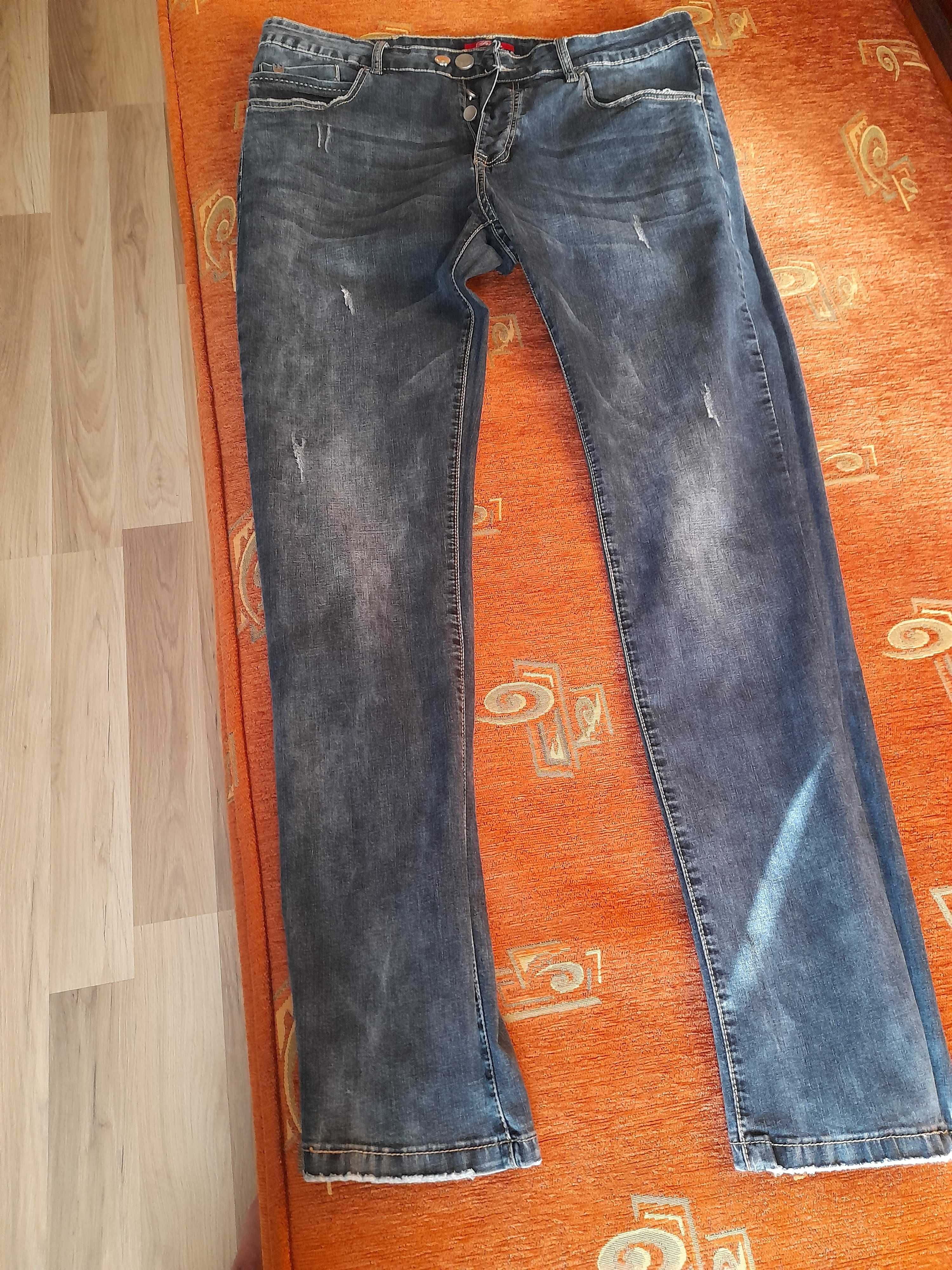 Vand 10 perechi  de blugi