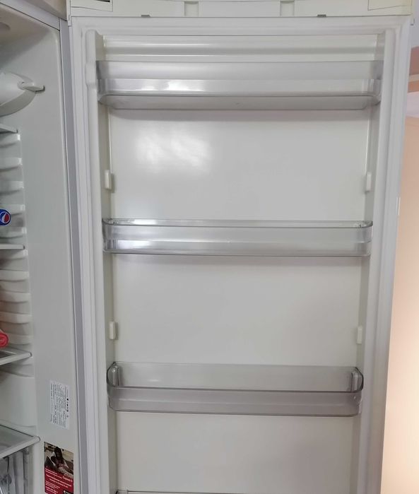 Дверные полки кармашки лотки от холодильника Hotpoint Ariston Indesit