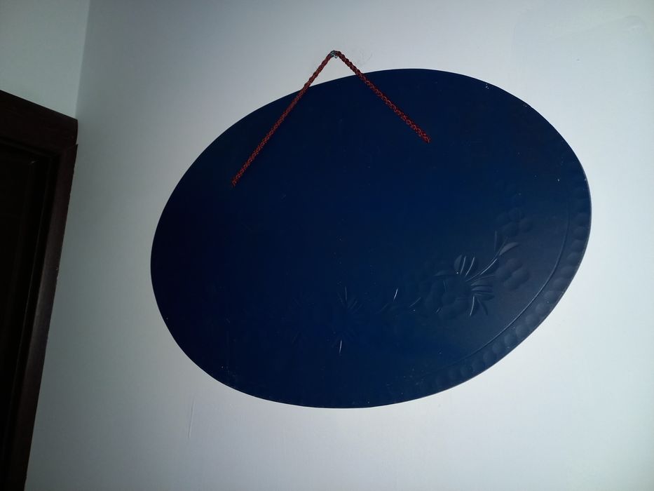 2 oglinzi de perete cu ornamente gravate, in stare foarte buna.