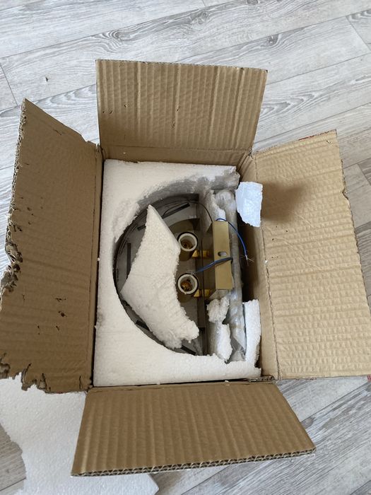 Продам новую настенную люстру