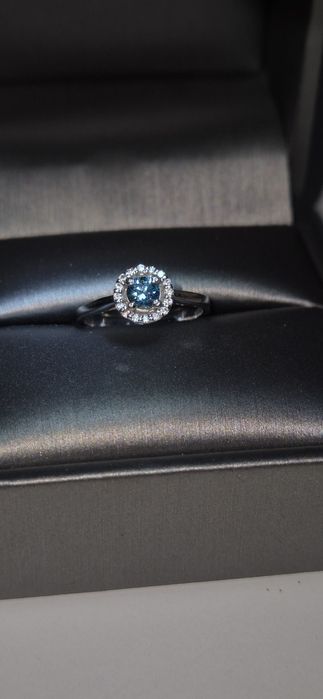 Inel aur alb 14K (2,09 g) cu diamant central 0,30 ct albastru VS, EX-V