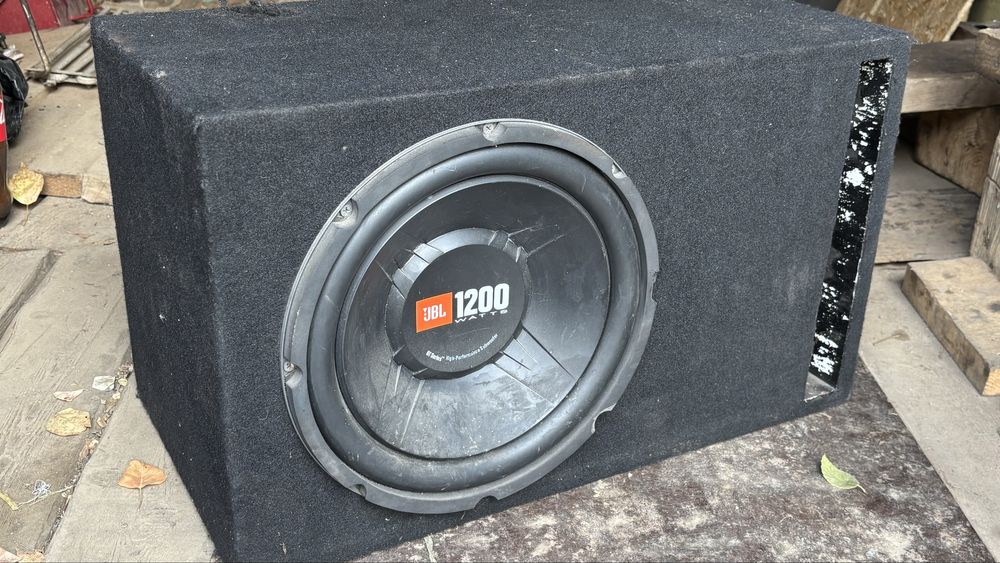 Продам сабвуфер JBL