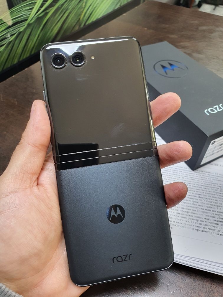 Телефон Motorola Razr 40 Ultra 256GB Чисто нов!