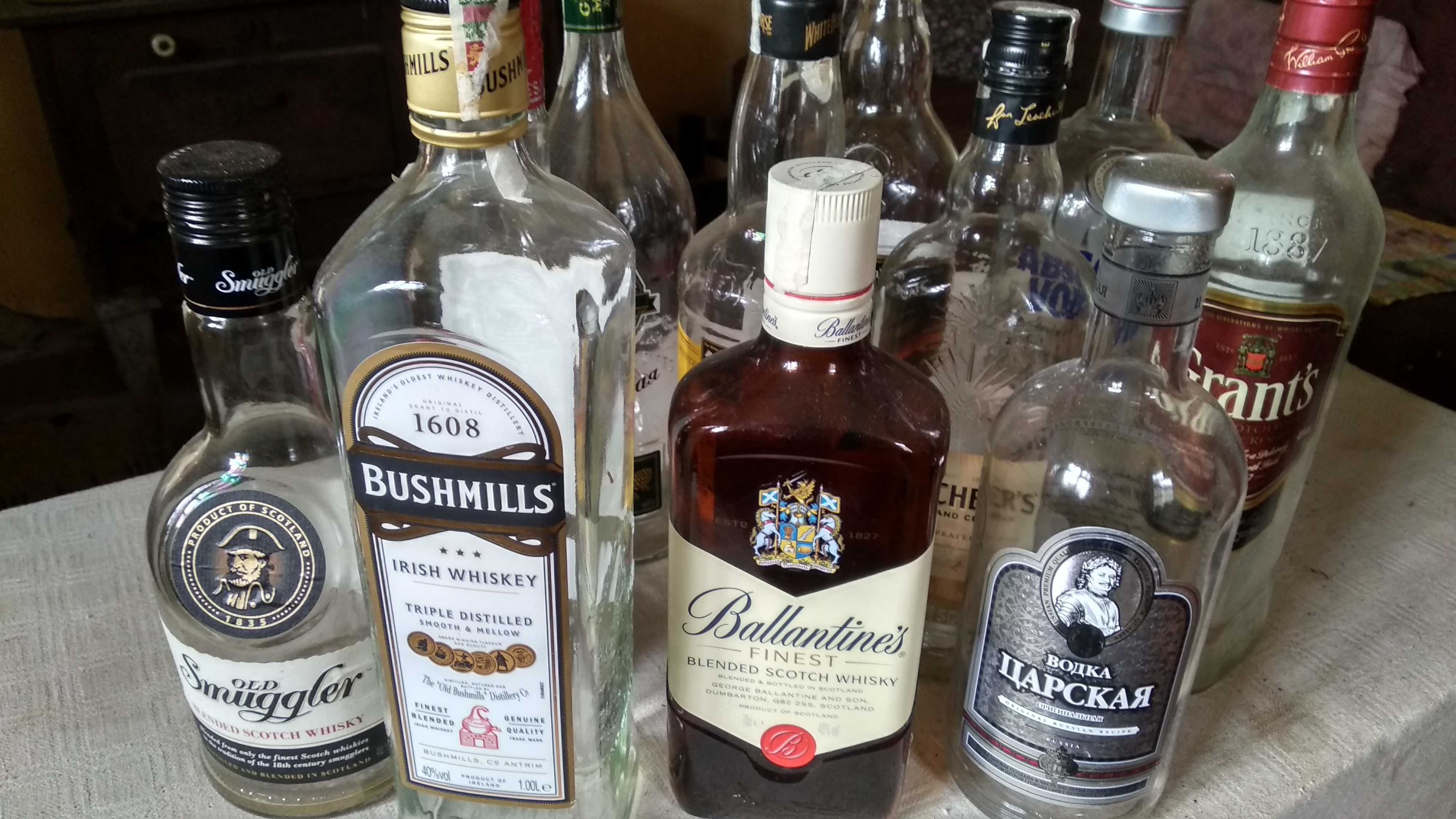 Бутилки от уиски и водка