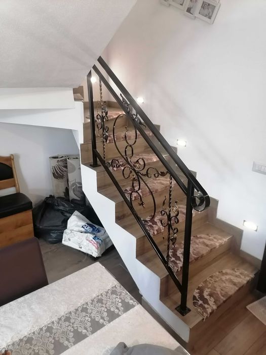 Balustrade din fier forjat și antichizat și lăcuit.
