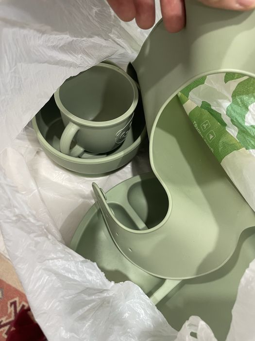 Продам детскую посуду и игрушки