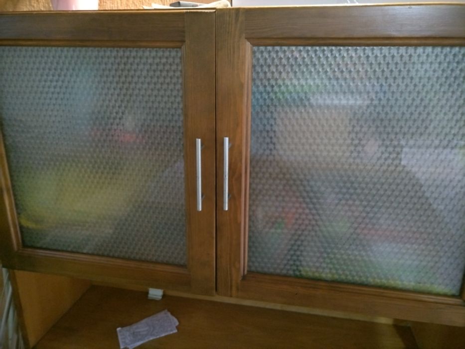 Шкаф с вратички от масивно дърво