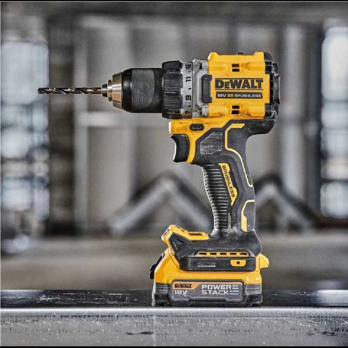 Акумулаторен винтоверт  с безчетков двигател с 2 батерии и зарядно