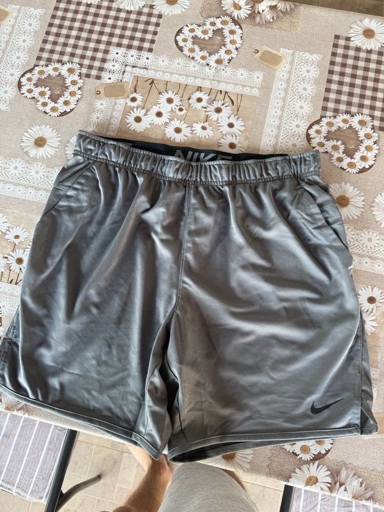 къси панталони Nike