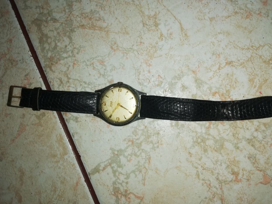 Vand ceas de mana marca DOXA.