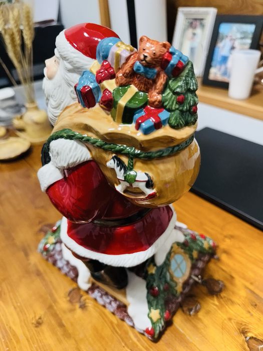 Фарфоровая фигурка Villeroy & Boch “Santa Claus is Coming to Town”.