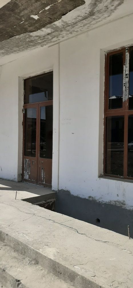 Магазин Кармана туманидаги эски пед коллежжни енида.