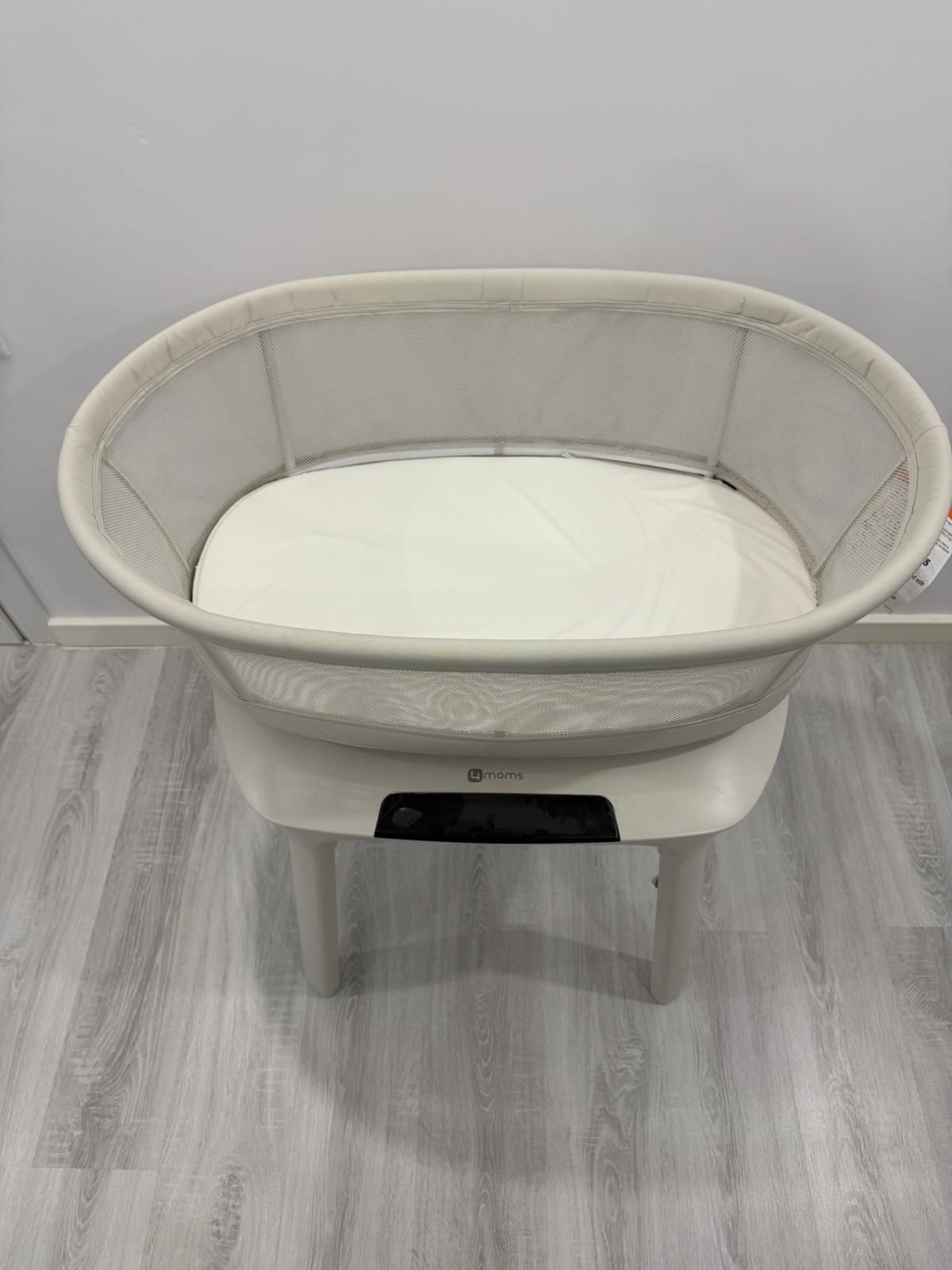 Pat bebeluș 4moms MamaRoo Sleep Bassinet