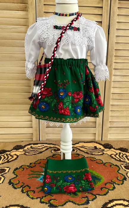 Costum popular fetite de Maramures