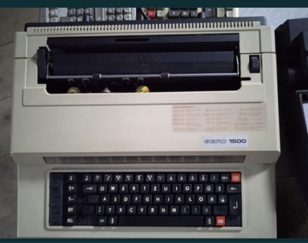 Masini de scris defecte vechi diferite modele ,se pot repara
