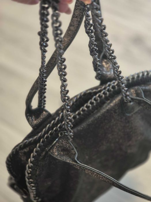 Geanta neagra cu lanturi