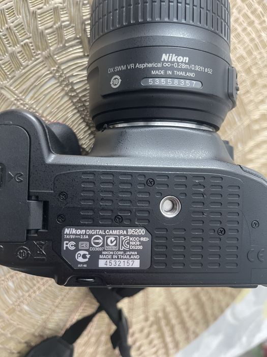 Nikon D5200 + obiectiv Nikon 18–55mm VR — stare foarte bună