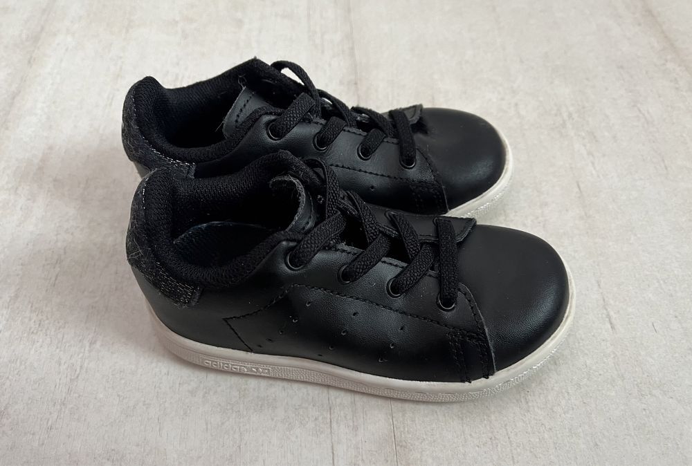 Оригинални кецове Adidas, номер 24