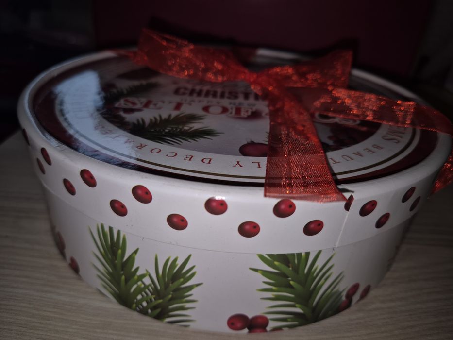 Set 4 farfurii portelan Craciun - in cutie cadou cu funda rosie