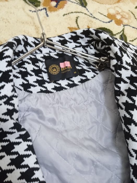 Ayollar paltosi sotiladi