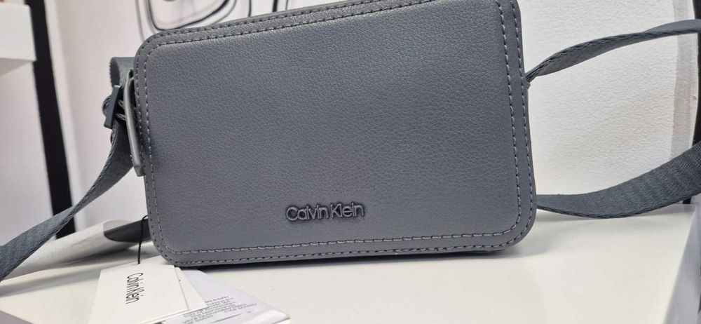Нова чанта Calvin klein в тъмно сиво