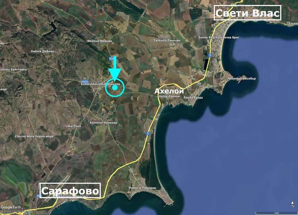 Голям имот с лице на асфалтов път до морето в землището на Каблешково