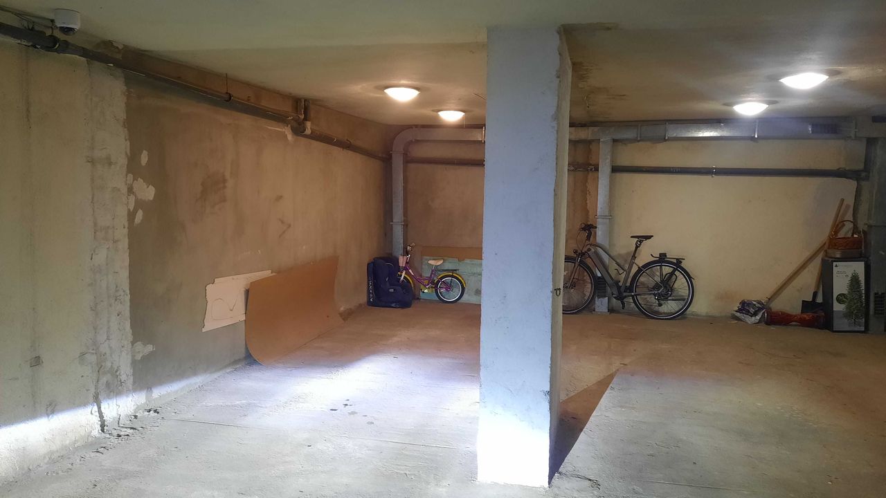 Дава се под наем Гараж / Паркомясто в Варна, Гръцка махала - 20 кв.м за 204 € - Снимка #1