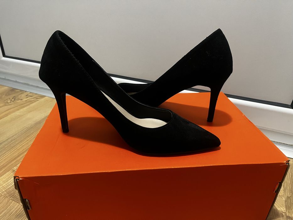 Черни обувки с ток от табук