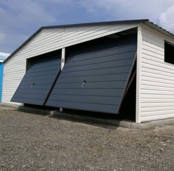vand case pe structura metalica